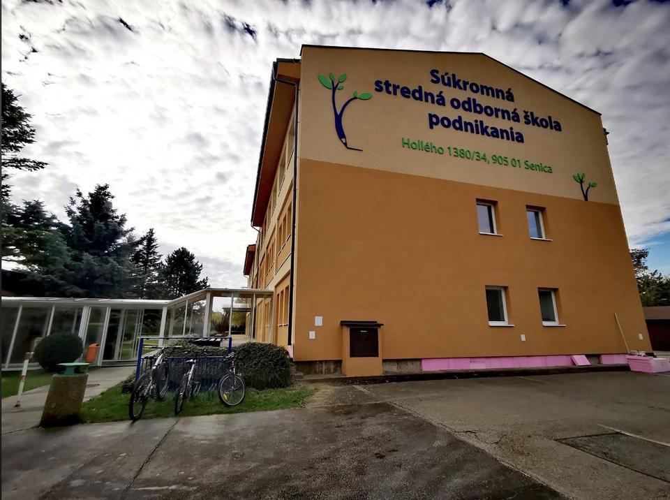 Приватна середня професійна школа підприємництва в Сениці